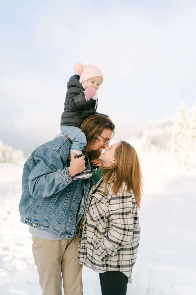 Séance photo de famille en hiver aux Paccots en Suisse
