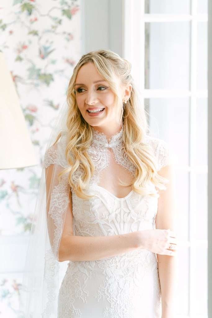 Une futures mariée dans sa robe de mariage.