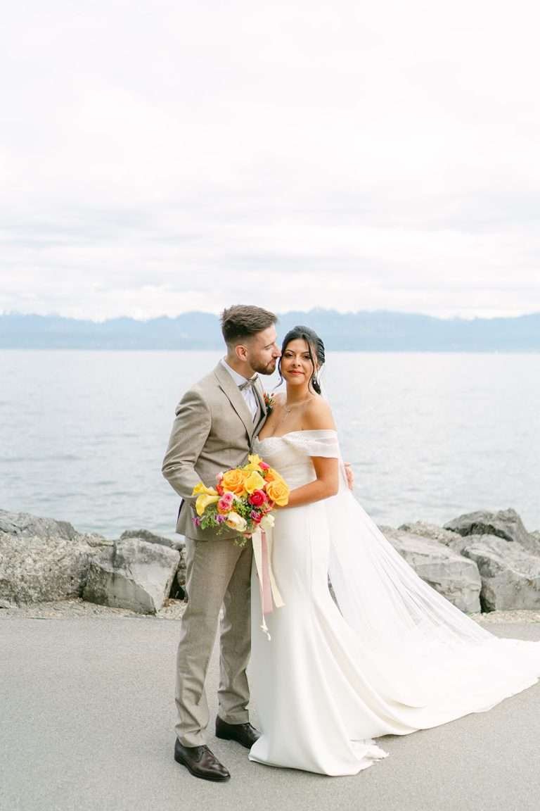 Un couple de mariés à Morges, au bord du lac Léman.