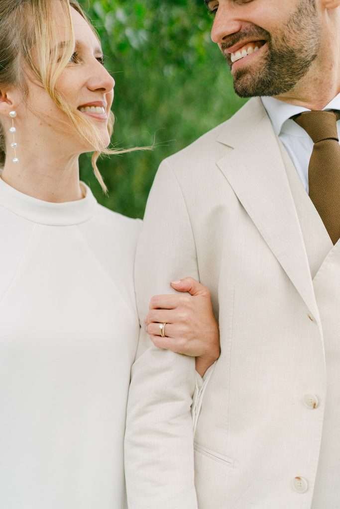 Un couple lors de leur mariage civil en Suisse.