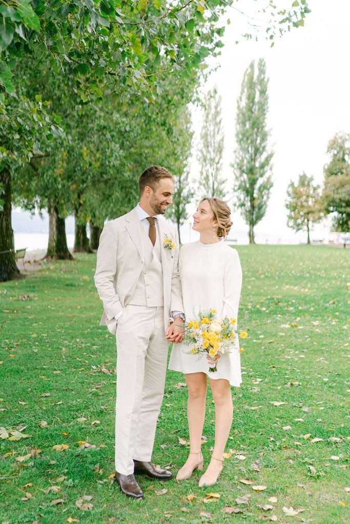 Un couple, côte à côte, lors de leur mariage civil.