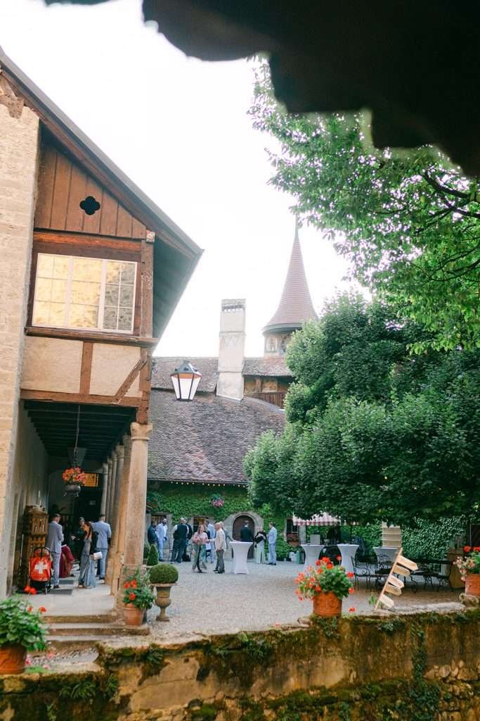 La cour d'un château Suisse lors d'un mariage civil.