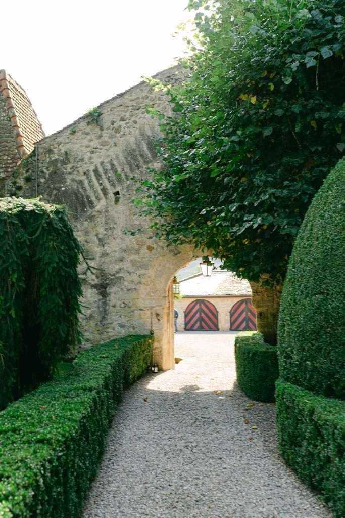 Chemin de gravier d'un chateau de mariage en Suisse.