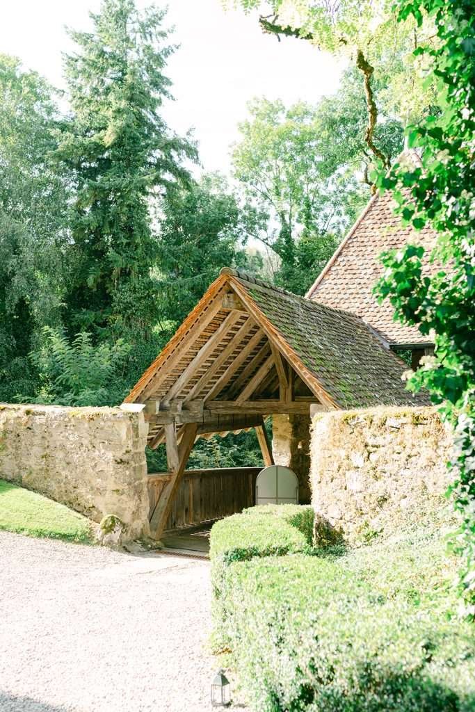 Un ponton dans un château pour des mariages en Suisse.