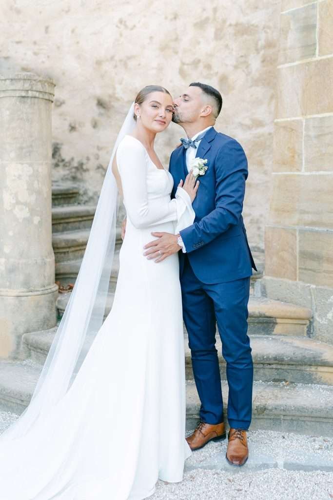 Un couple de mariés lors de leur cérémonie de mariage en Suisse.